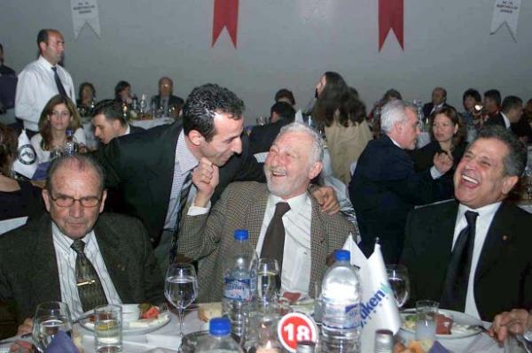 100. Yl Beiktallar Dernei'nin gecesine katlan ve sakalyla dikkat eken Sleyman Seba, Recep etin ile sohbet etti.  06/03/2004