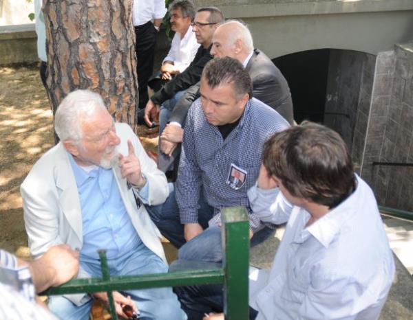 Vefat eden Beiktal eski ynetici Recai Uurluolu'nun cenazesine katlan Sleyman Seba eski futbolcular Gkhan ve Metin le sohbet etti.  11/06/2009