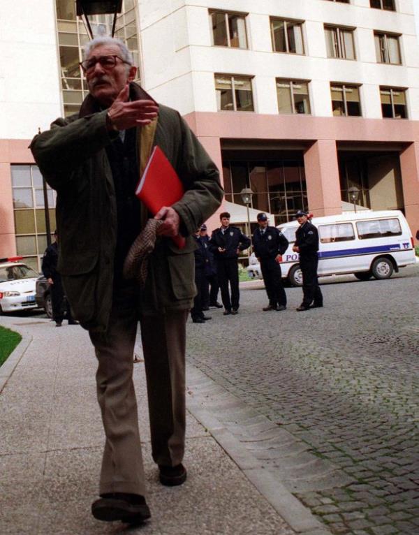 Beikta Bakan Sleyman Seba, Akaretler'deki kulp binasna geldi.  16/12/1999