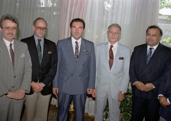 Devlet Bakan smet zarslan, Beikta BakanSleyman Seba, Fenerbahe Bakan Metin Ak ve Galatasaray Bakan Alp Yalman' kabul ett.  15/08/1990