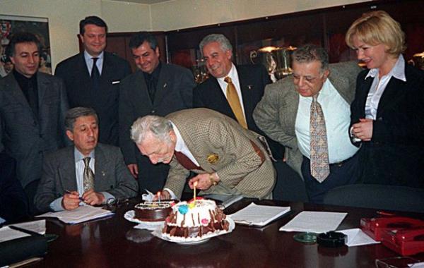 Beiktal yneticiler, 73 yana giren Bakan Sleyman Seba'nn doum gnn Akaretler'deki kulp binasinda pastayla kutladlar.  05/04/1999