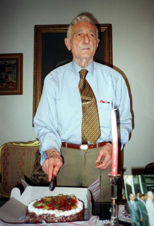 Beikta Kulb'nde 16 yl bakanlk yapan ve getiimiz ay grevi brakan Sleyman Seba, 74. doum gnn evinde kutlad.  05/04/2000