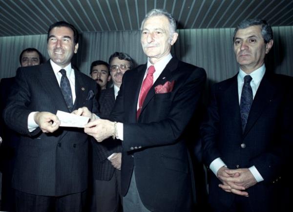 Spordan Sorumlu Devlet Bakan smet zarslan, Federasyon Kupas ampiyonu olarak Spor Toto'dan 50 milyon lira kazanan Beikta'n dln Bakan Sleyman Seba'ya verdi.