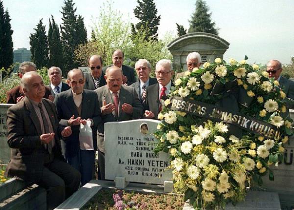 Beikta'n efsane isimlerinden Baba Hakk lakapl Hakk Yeten, 10. lm yldnmnde Zincirlikuyu'dak mezar banda anld. Anma trenine Beikta Bakan Sleyman Seba da katld.  16/04/1999