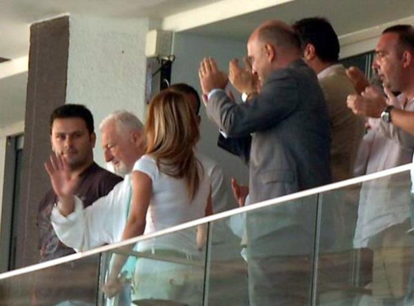 Tayfur Havutcu, yapt jbleyle aktif futbol yaamna veda etti.  18/07/2006