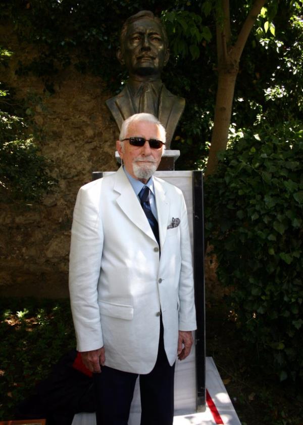 Sleyman Seba'nn bir okul bahcesnde yapm tamamlanan bst, trenle ald.  07/06/2009