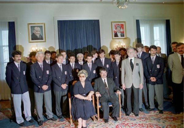 Cumhurbakan Turgut zal, e Semra zal ile Lig ve Kupa ampiyonu Beiktal futbolcular kabul ett.  30/05/1990