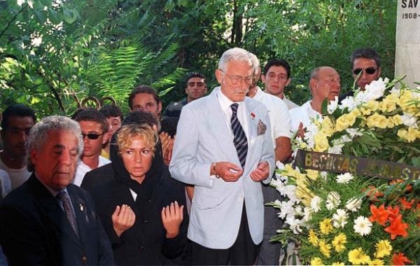 1999-2000 sezonunun aln yapan Beikta'ta, siyah beyazl yneticiler ve futbolcular eyh Yahya Efendi Mezarl'ndaki Beiktal eski futbolculardan eref'in kabrini ziyaret ettiler.  19/07/1999