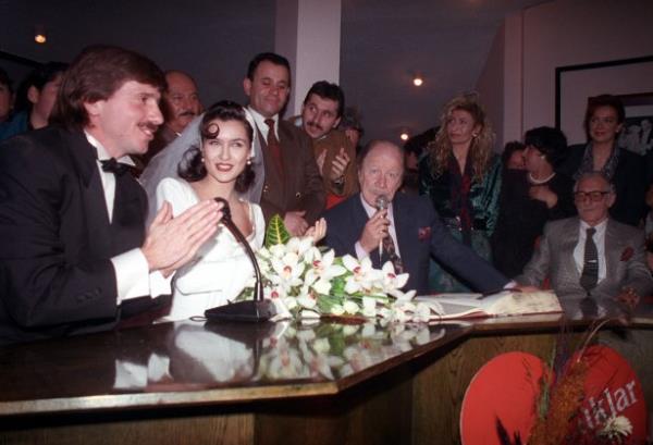 Beiktal futbolcu Metin Tekin, evval Sam ile evlendi. Beikta Beledye Bakan Ayfer Atay'n kyd nikahta Metin?in ahitliini Beikta Bakan Sleyman Seba yapt.  27/12/1993