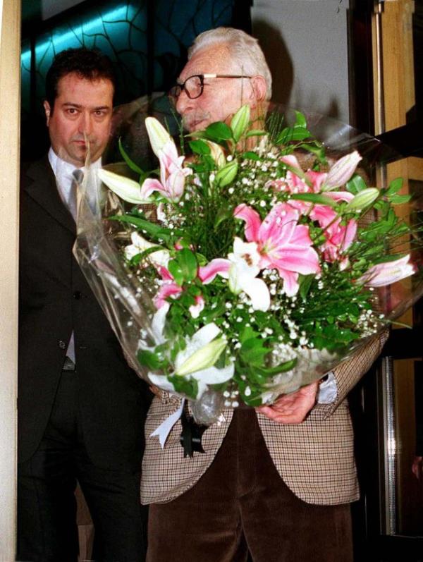 Beikta Bakanlna seilen Serdar Bilgili, eski Bakan Sleyman Seba'y ieklerle uurlad.  29/03/2000