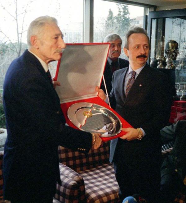 Futbol Federasyonu Bakan Haluk Ulusoy, grevini brakacan aklayan Beikta Bakan Sleyman Seba'y zyaret ederek plaket verdi.  24/02/2000