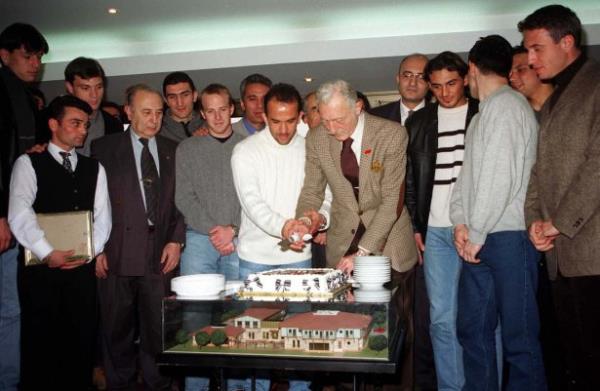 Beiktal futbolcular, grevi brakacan aklayan Bakan Sleyman Seba'y ziyaret etti.  15/02/2000