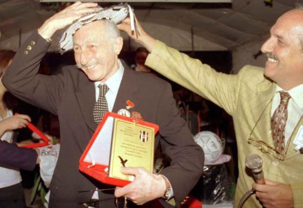 Beikta Bakan Sleyman Seba, Edirne Beiktallar Derne'nin dzenledii geceye katld. Seba, kendisine hediye edilen siyah-beyaz renkleri tayan elii apkay takt.  05/06/1999