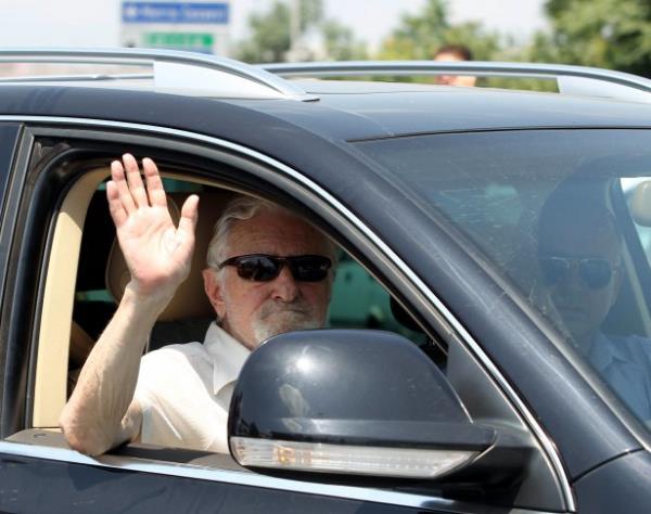 Beikta Onursal Bakan Sleyman Seba, ike soruturmas kapsamnda tutuklanan yeeni Beikta Teknk Direktr Tayfur Havutcu ile Fenerbahe Bakan Aziz Yldrm' Metris Cezaev'nde ziyaret etti.  18/07/2011