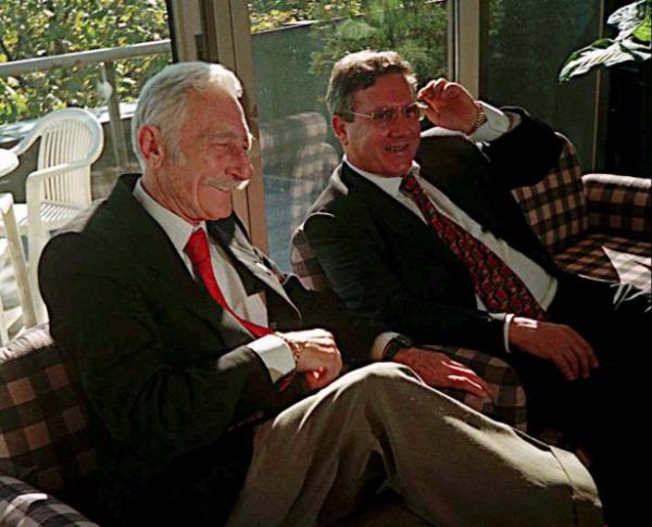 Beikta Bakan Sleyman Seba ile Fenerbahce Bakan Aziz Yldrm Beikta Kulp Binas'nda braraya geldiler.  06/10/1998