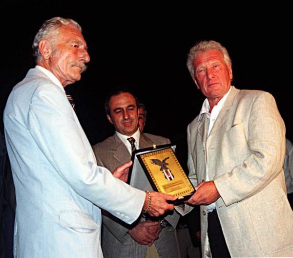 Beikta Ynetm Kurulu, eski Teknik Direktor Karl Heinz Feldkamp'a bir veda yeme verdi.  12/08/1999