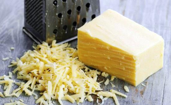 Peyniri kolay rendelemek iin, 15 dakika buzlukta bekletin