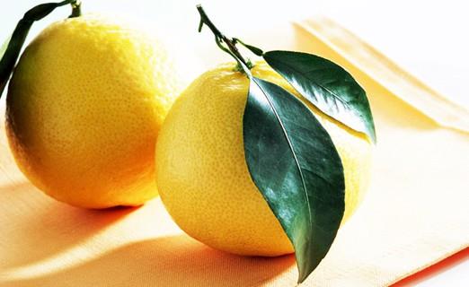 Kullanlm limon kabuklarn rendeleyip eker ile kartrn. Kavanozun ierisinde buzdolabnda uzun bir sre saklayabilirsiniz. Bylece pasta yaparken elinizin altnda hazr bulunur.