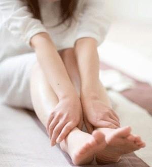 Eer ayaklarnz ok snp iiyorsa onlar saatlerce souk suda bekletmeyin, aksine kolonya ile ovalayn. Bilekleriniz ve ayaklarnz imeyecektir.