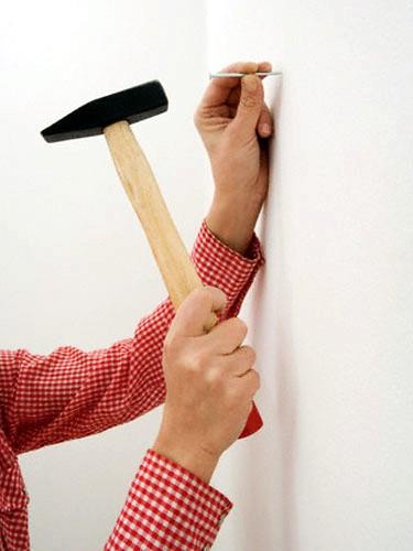 Duvarnza ivi akacanz zaman iaretlediiniz yerin zerine apraz bant yaptrn. iviyi yle akn. Bylece duvarn alsn atlatmam olacaksnz.