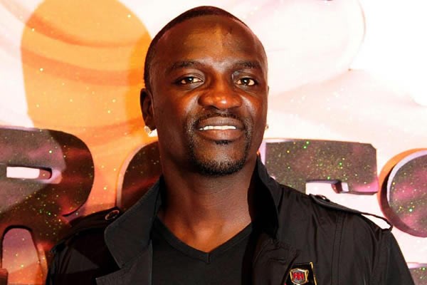 Bir mzik videosunda havuza giren bikinili kadnlarn arkasnda Buddha heykelinin bulunmas nl arkcnn lkeye giriinin yasaklanmasna neden oldu.