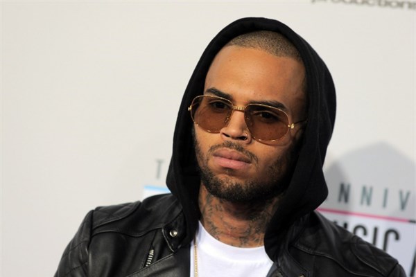 Rihanna'ya saldrmas zerine tutuklanan Chris Brown'n ngiltere'ye giri talebi reddedildi. alma izni alamayan arkc turne ve konserlerini iptal etmek zorunda kald. ngiltere'nin 'vatanda gvenlii' konusunda hassas olduu biliniyor.