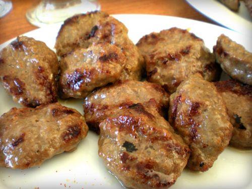 Efendimiz(SAV) buyurdu ki; "Sen Ayet-el Krsi'den neredesin? O herhangi bir yemek veya katk zerine okunursa mutlaka ALLAH C.C. o yemek ve katn bereketini oaltr." (Suyuti)