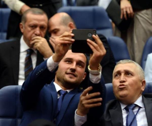 Toplant srasnda Babakan Erdoan ile Sleyman Soylu ba baa konuurken iki partilinin selfie gayreti ortaya ilgin bir grnt kard.