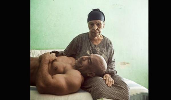 <br><b>KURGU PORTELER-HKAYELER KNCLK DL</b></br>  Denis Dailleux, Fransa, Vu Ajans  <br>10 Haziran 2013, Kahire, Msr</br>  Aid ve annesi... Anneleriyle poz veren Msrl vcut gelitiriciler serisinden.