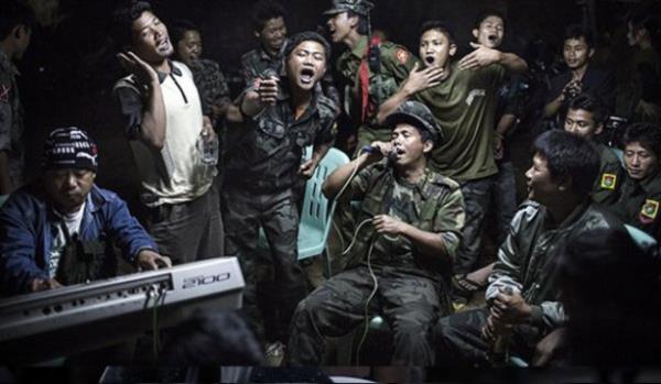 <br><b>GNLK YAAM BRNCLK DL</b></br>  Julius Schrank, Almanya, De Volkskrant iin  <br>15 March 2013, Burma</br>  Myanmar'n kuzeyindeki Kain eyaletine bal Laiza'da, bir gn nce len komutanlarnn cenazesinde ien ve beraber ark syleyen Kain Bamszlk Ordusu askerleri. Kent, Myanmar Ordusu tarafndan kuatma altnda.