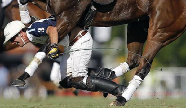 <br><b>SPOR AKSYON BRNCLK DL</b></br>  Emiliano Lasalvia, Arjantin, La Nacin iin  <br>1 Aralk 2013, Buenos Aires, Arjantin</br>  Pablo MacDonough, 1 Aralk'ta oynanan Arjantin Ak Polo ampiyonas'ndaki bir mata dyor