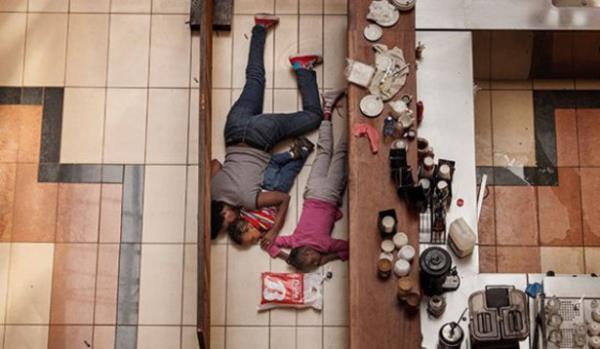 <br><b>FLA HABERLER HKAYELER KNCLK DL</b></br>  Tyler Hicks, ABD, The New York Times  <br>21 Eyll 2013, Nairobi, Kenya</br>  Westgate alveri merkezine dzenlenen saldr srasnda saklanan bir kadn ve iki ocuk. Sonrasnda yara almadan oradan kamay baardlar. Kenya tarihinin bu en kanl terrist saldrsnda en az 60 kii ld ve 200 kii yaraland.