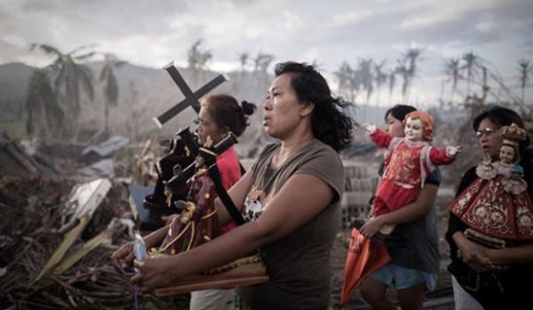 <br><b>FLA HABERLER BRNCLK DL</b></br>  Philippe Lopez, Fransa, Agence France-Presse  <br>18 Kasm 2013, Tolosa, Filipinler</br>  Haiyan Tayfunu'ndan kurtulanlar, Filipinler'in ortasndaki Leyte Adas'nn Tolosa kentinde, din figrleri tayorlar. Kaytlara geen en iddetli tayfunlardan biri olan Haiyan Tayfunu'nda 8 bin kii ld ya da kayboldu, 4 milyonun zerinde insan da evinden oldu