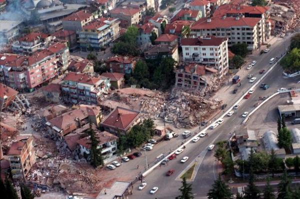 Tarihler 17 austos 1999'u gsterdiinde Marmara 7.5 byklnde bir depremle sarsld.