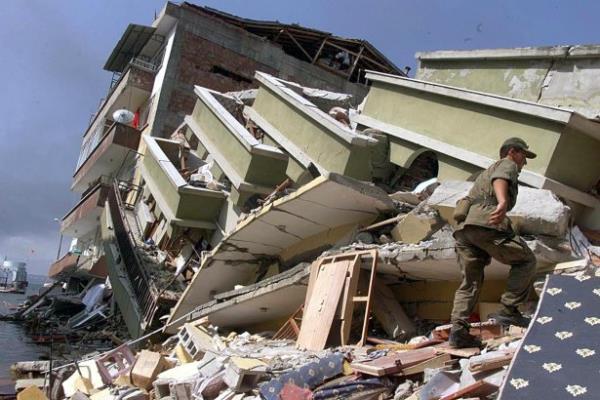 1999 ylnn 17 Austos tarihinde sabaha kar 03.02'de Marmara'y vuran deprem sonras u arpc kareler objektiflere yansd..