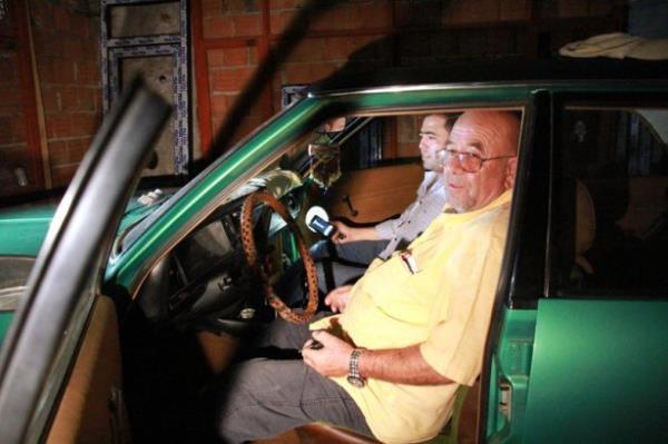 Samsun'un Vezirkpr ilesinde 73 yandaki Bahaddin Uysal, ii olarak gittii Almanya'dan satn ald otomobilini 35 yldr 5 katl apartmannn birinci katndaki bo dairenin oturma odasnda saklyor.