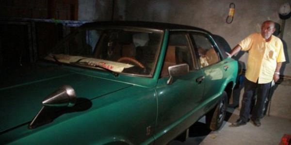 <p>OTOMOBLN TM PARALARI ORJNAL</p>    Almanya'dan Trkiye'ye zaman zaman geldiinde otomobilini apartmann duvarlar rld iin dar karamadn belirten Uysal, unlar dile getirdi: