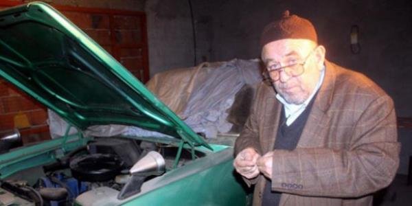 <p>KESNLKLE SATMAYACAIM</p>    Otomobilini 35 ylda sadece ilk ald yl kullandn, 33 bin kilometre yaptn kaydeden Uysal, "Otomobilimin tm paralar orijinal olduu iin 35 yl sonra antika snfna girdi. Otomobili ok iyi paralara satn almak istiyorlar.