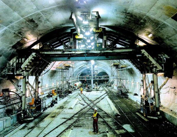 Euro Tneli. ngiltere ile Fransay denizden birbirine balayan bu tnelin yapmda 14.000 ii grev ald. Bu projede, milyonlarca metrik tonluk ta, toprak ve amurun atlmas iin son derece gelimi kaz makineleri kullanlmtr.
