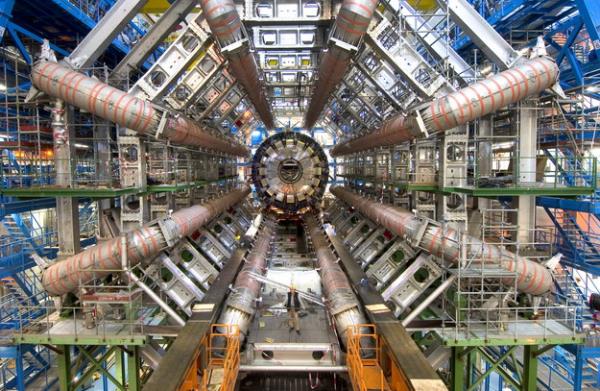 CERN Nkleer Aratrmalar merkezi. svire ve Fransa snrnda yer alan dnyann en byk parack fizii laboratuvardr.1954 ylnda 12 lkenin katlmyla kurulmu olan CERN`in gnmzde 20 asil yesine ilaveten Trkiye`nin de aralarnda bulunduu 8 gzlemci yesi vardr.