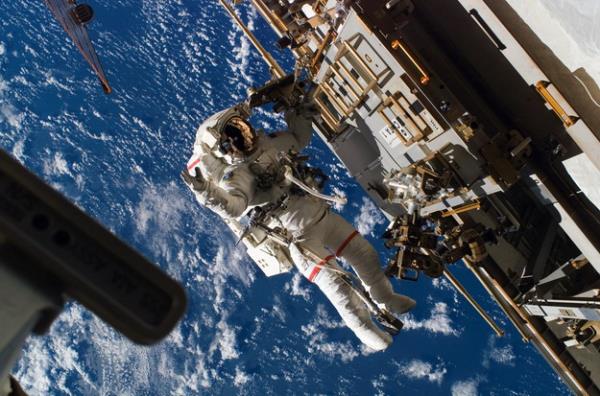 Uzay istasyonu, Dnya'dan plak gzle de grlebilir ekilde Alak Dnya Yrngesinde yerden 350 km kadar ykseklikte, saatte 27700 kilometrelik ortalama bir hzla dolanmaktadr.