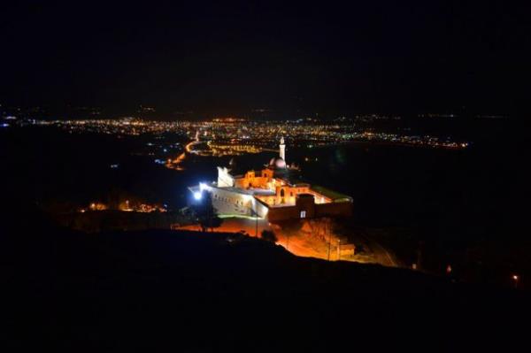 Kn karlar altnda, bahar aylarnda renk renk iekleriyle ziyaretilerini hayran brakan shak Paa Saray, yaz mevsiminin son gnlerinde de ilgi ekiyor.