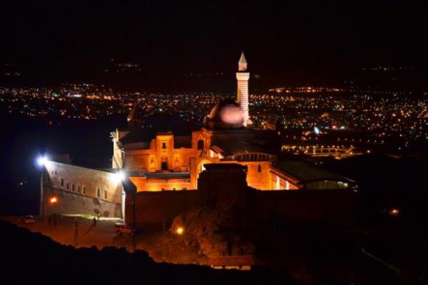 Doubayazt ilesinde, kartal yuvas grnm, mimarisi ve tarihsel zelliiyle Dou Anadolu Blgesi'nin nemli yaplarndan biri olan shak Paa Saray, her mevsim ayr bir gzellikle ziyaretilerini arlyor.
