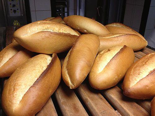 3. Beyaz ekmek : ?Her eye tamam da ekmek yemekten vazgeemiyorum? diyenlerden misiniz? Aratrmalara gre beyaz ekmek gibi yksek glisemik indeksli karbonhidratlar bamllk yaratt iin dk glisemik endeksli karbonhidrat tketen insanlar, dierlerine gre daha az yemek yemeye ihtiya duyuyorlar. Tam tahll gdalarda, fasulyede ve ou meyvede bulunan glikoz, kana daha yava kart iin kan ekerini dzenlemeye yardmc olurken, ekmein verdii tokluk hissini salkl yoldan yaamanz salyor.