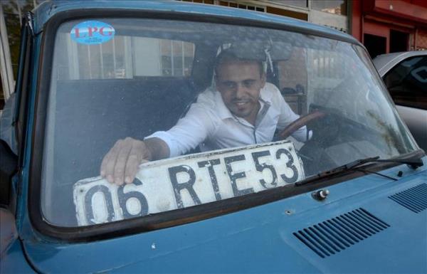 Yaklak 1 ay nce, "06 RTE 53" plakal aracn satlk ilann grdn hatrlatan rselik, uzun grmeler neticesinde otomobili 9 bin liraya satn aldn vurgulad.
