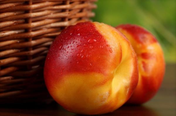 <b>Nektarin:</b> eftalide olduu gibi, nektarin de iyi bir lif, A vitamini ve potasyum ile C vitamini kaynadr. Ayrca ikisinin de kalorisi azdr.