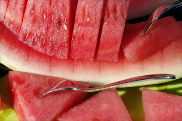 Hatta karpuzda biraz likopen ve beta-karoten bulunuyor.