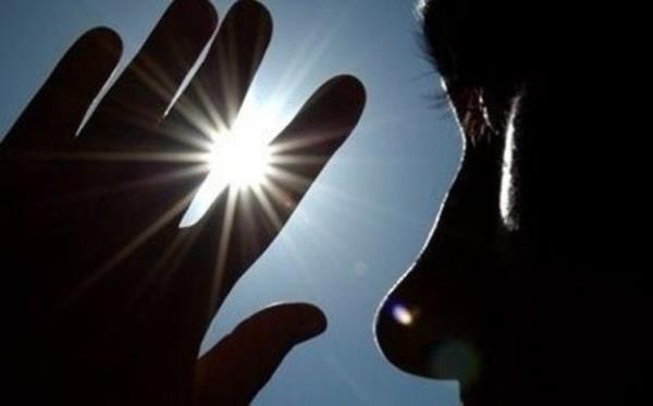 Gerek yolculuk srasnda molalarda, gerekse alveri srasnda, ara iinde ocuunuzu brakmayn