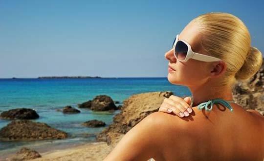 Gnein olumlu yararlarnn yan sra deri zerindeki lekelerden, deri yalanmasna, kanserlerine varncaya kadar zararlarn da gz ard etmeyin