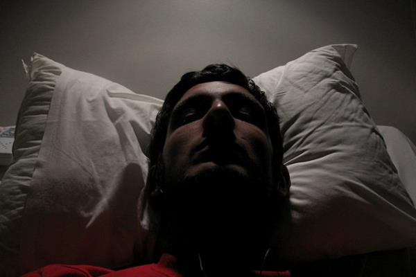 Bu evrelerde uyanmamz, bilincin ak olmasna ramen bedenin kmldayamamasna neden olur